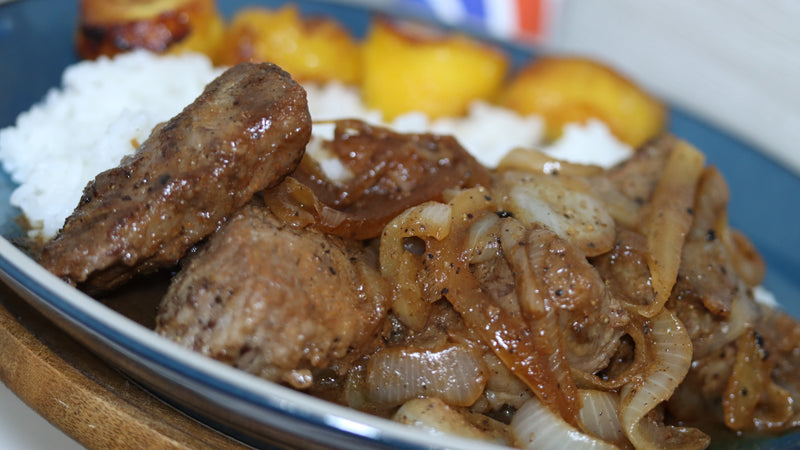 カラメル状に炒めた玉ねぎをたっぷりのせた、ドミニカ共和国風ステーキ